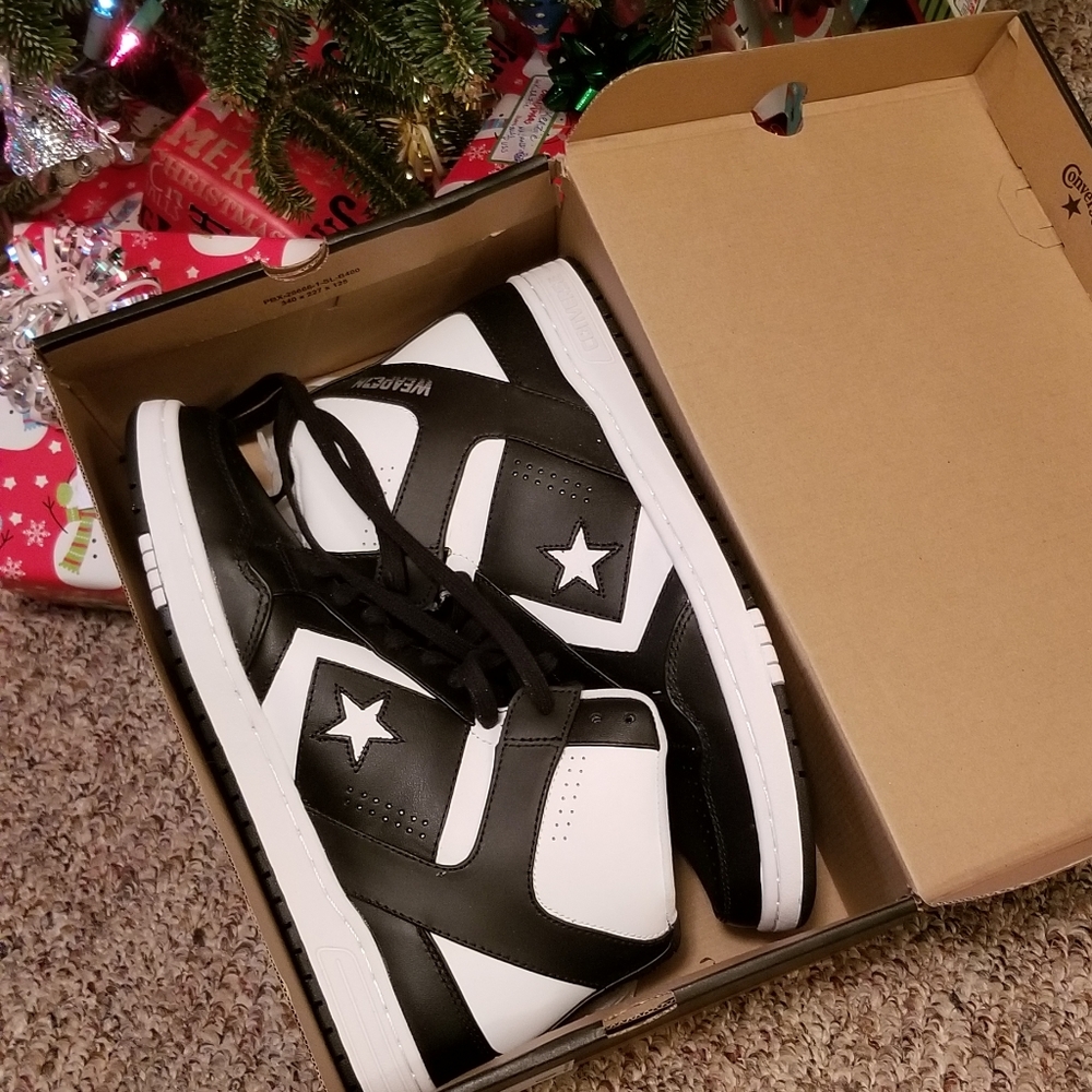 Converse men's leather athletic shoe NWT